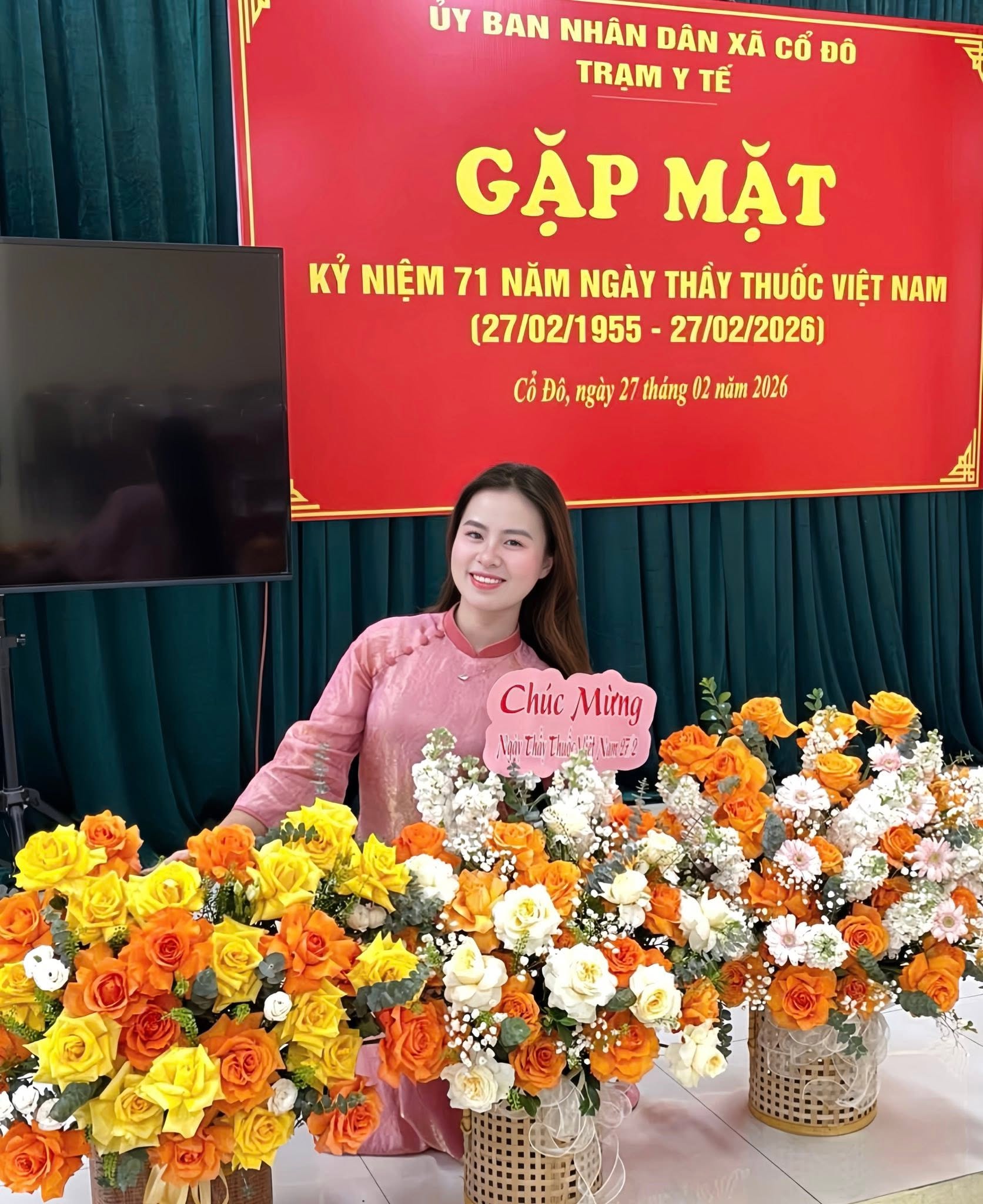 Khánh Chi duyên dáng trong tà áo dài hồng