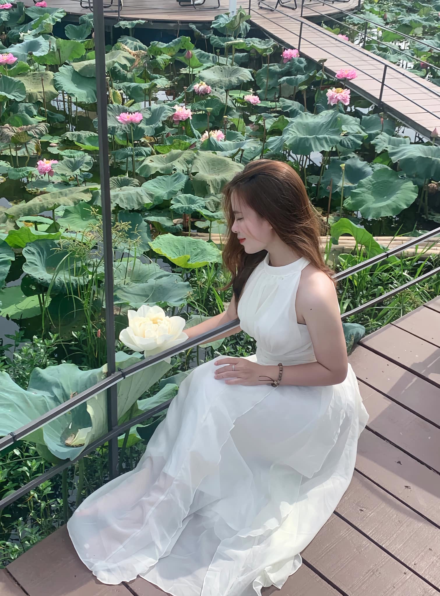 Khánh Chi áo trắng thanh khiết bên đầm sen